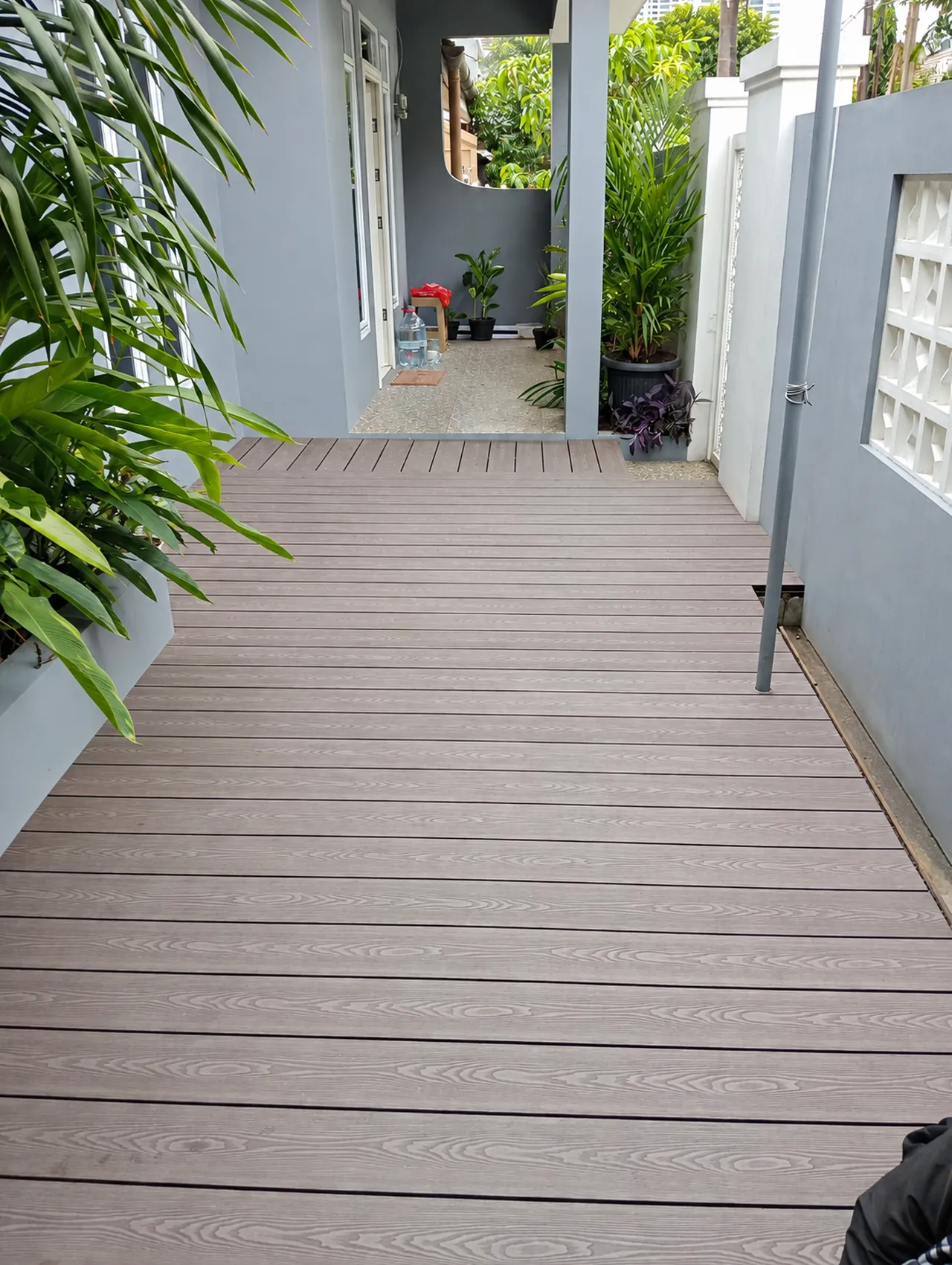 Taman samping dengan decking WPC Champion