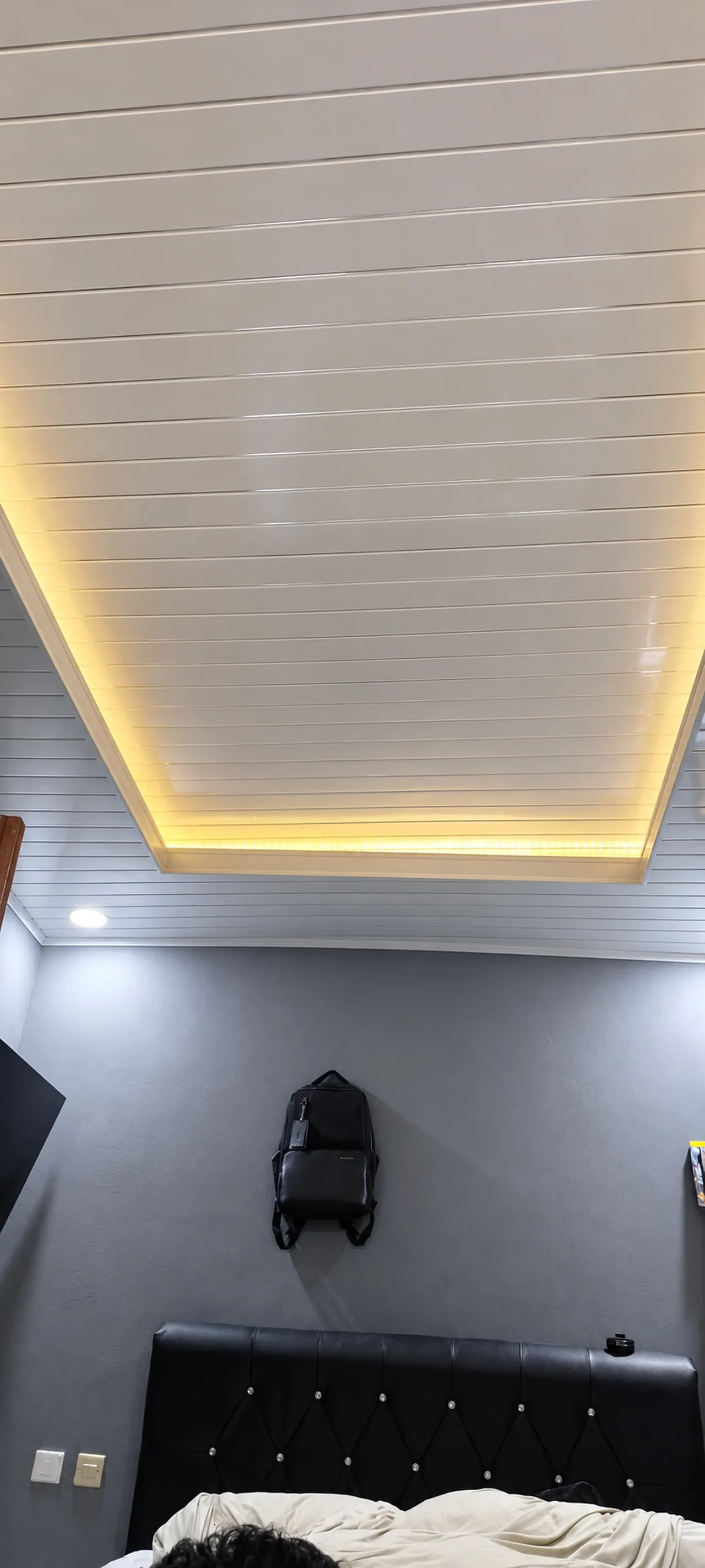 Kamar dengan plafon PVC dan lampu tersembunyi