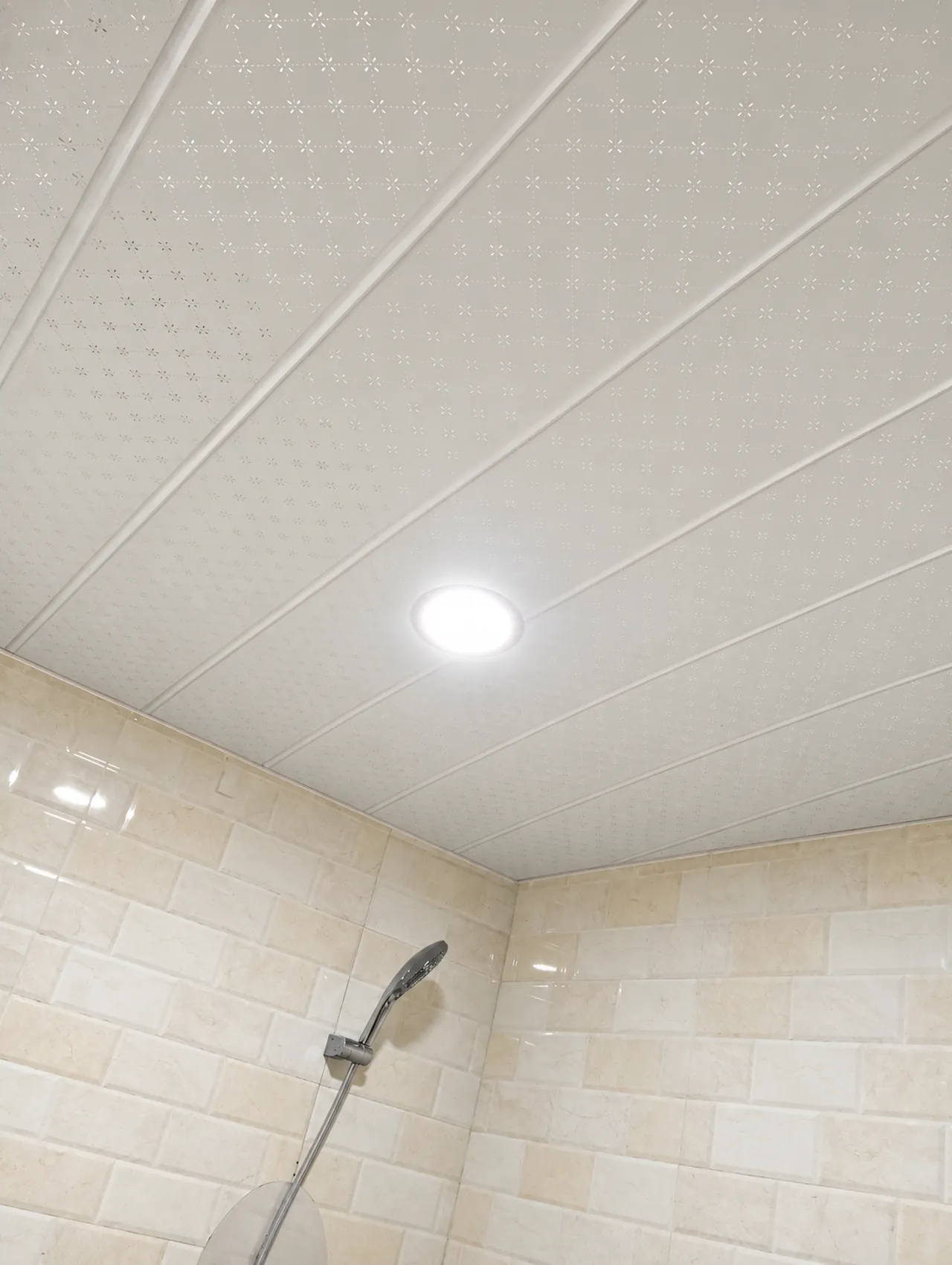 Kamar mandi dengan plafon PVC