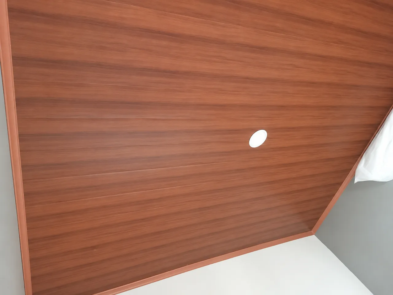 Plafon PVC motif kayu terpasang