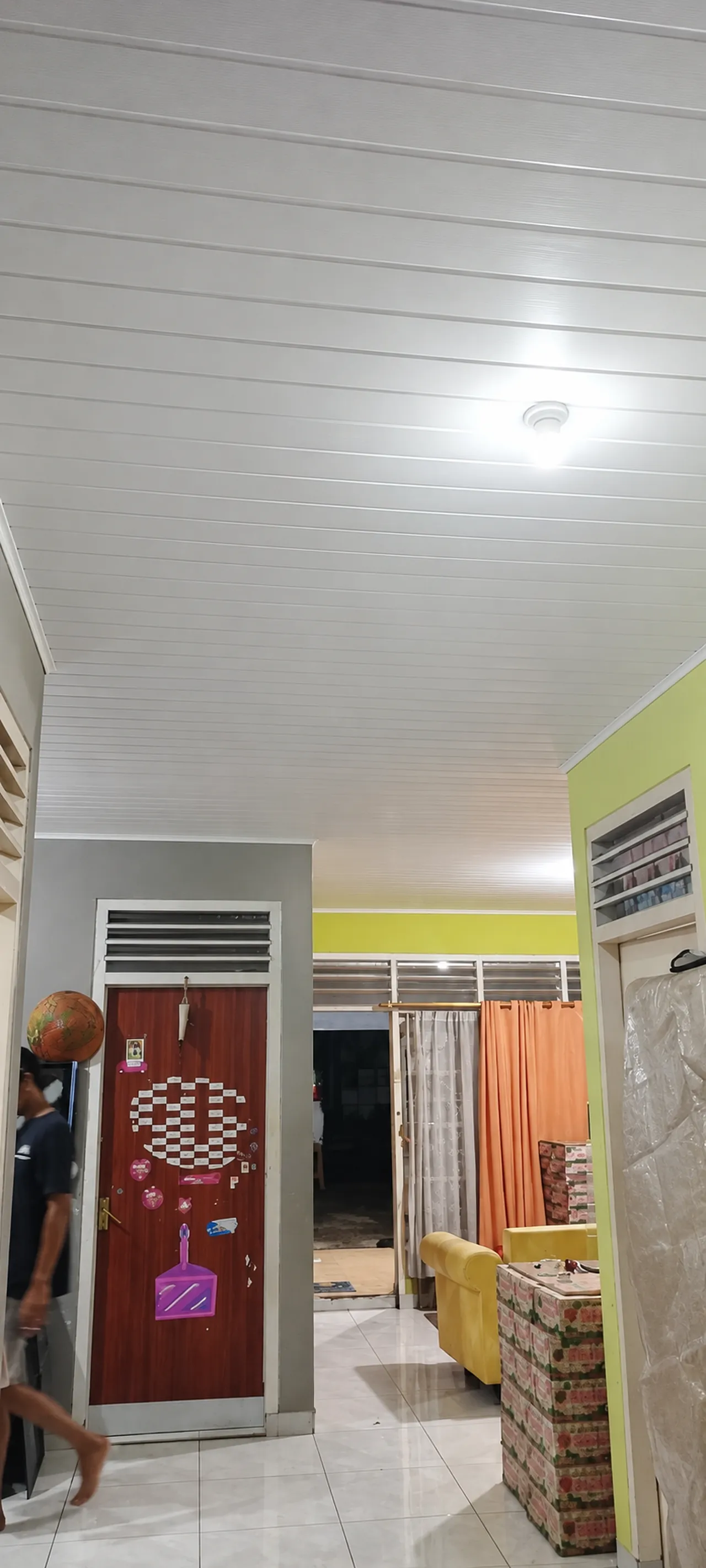 Toko dengan plafon PVC