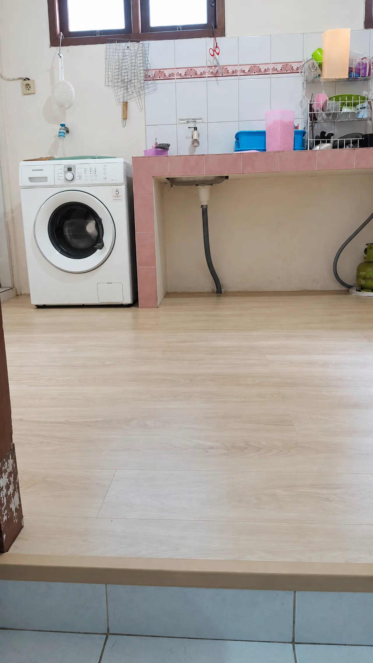Area cuci dengan lantai SPC Greatwood