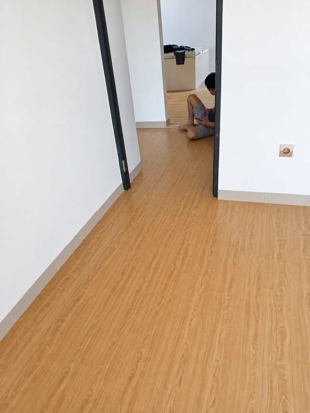 Ruang keluarga dengan lantai SPC Timberwood