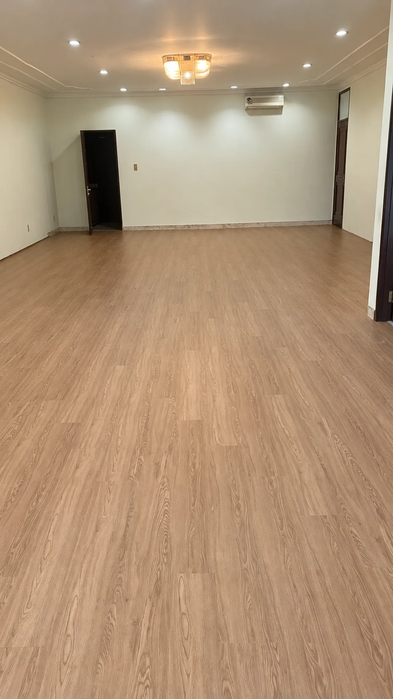 Ruang usaha dengan lantai SPC Greatwood