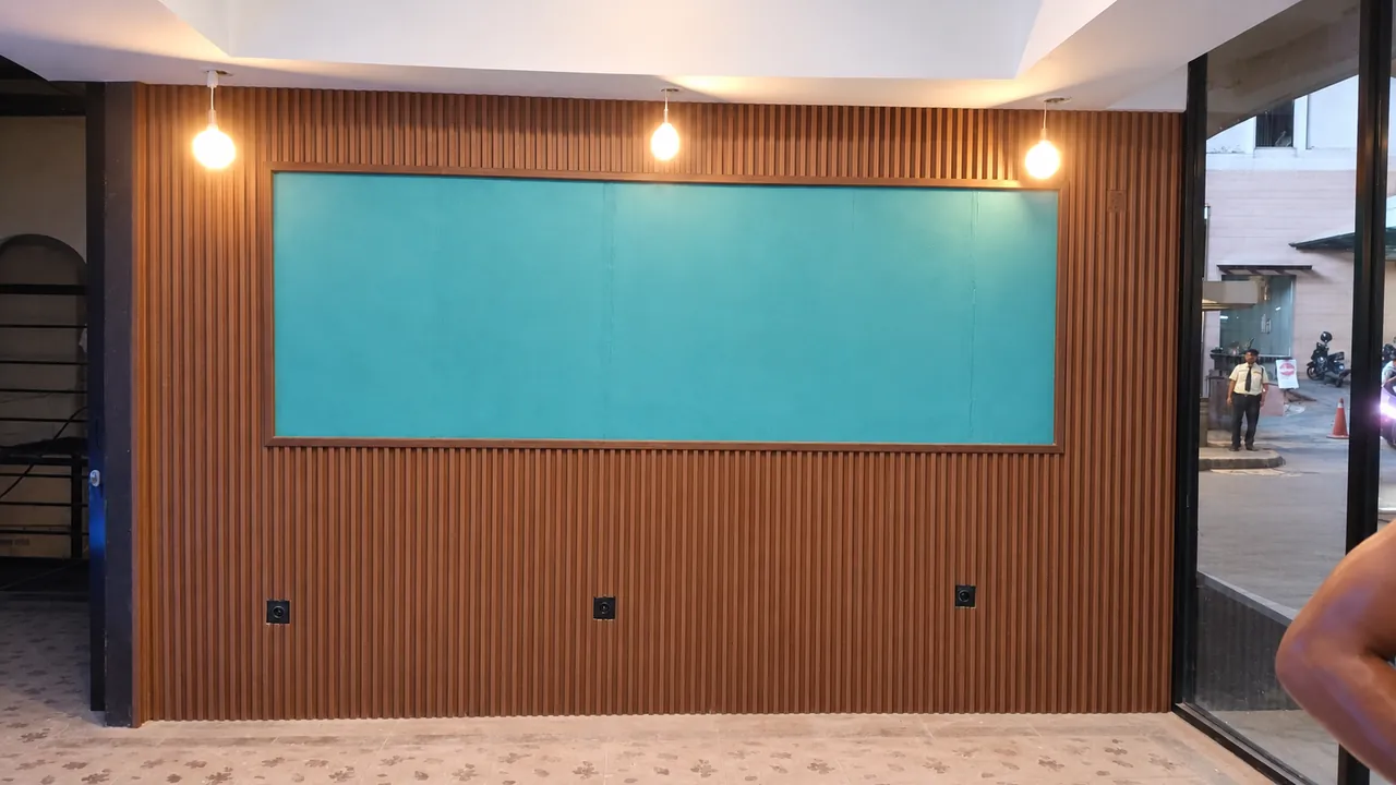 Dinding kantor dengan Wallpanel Timberwood