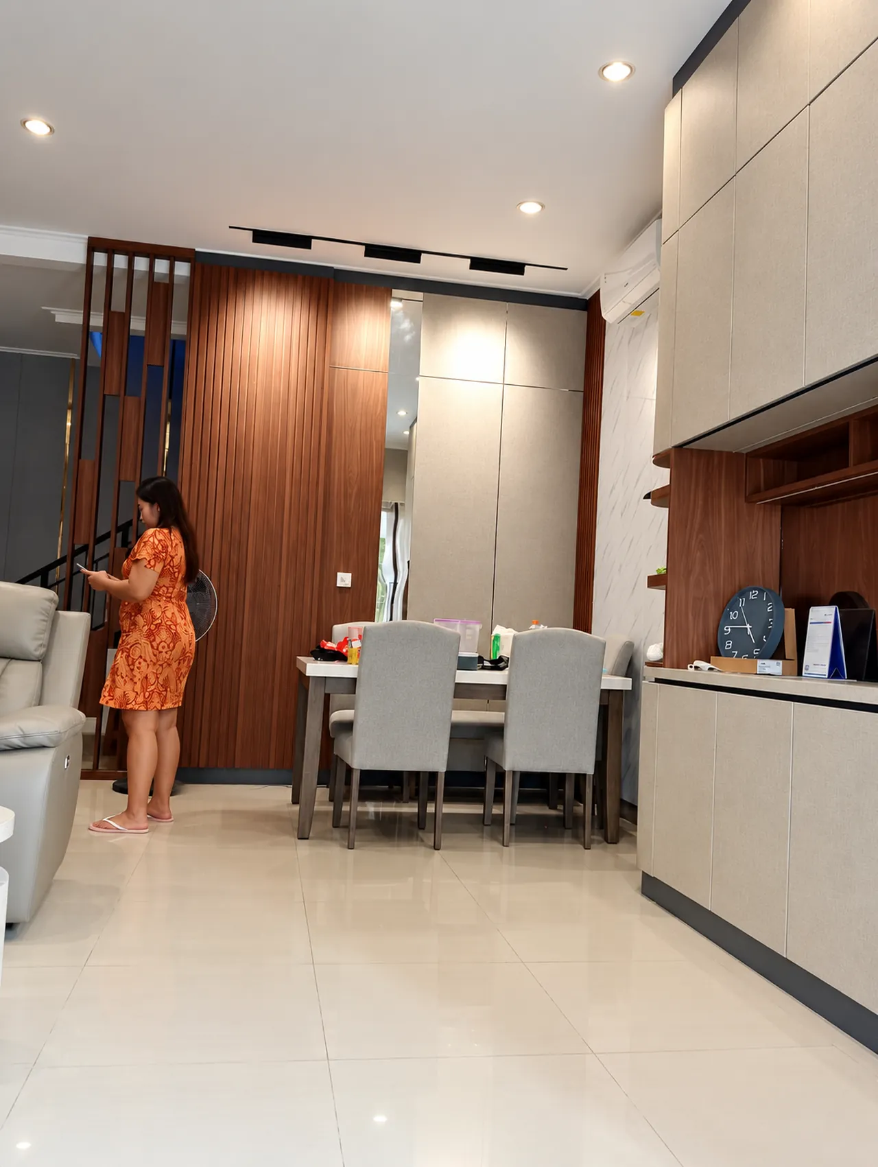 Ruang makan dengan Wallpanel Timberwood